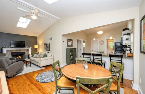 Union Pier Cottage | Union Pier Cottage Close To Beach & Downtown.