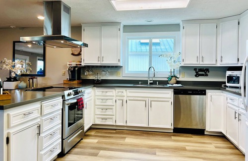 Union House | Union waterfront house with 2 king beds, kayaks, Wifi, next to Alderbrook Resort