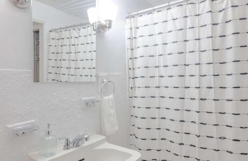 Des Moines House | Unique 1 Bedroom Home With Large Backyard