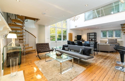 Chiswick Apartment | Unique 2 Bedroom Converted Artist's Studio