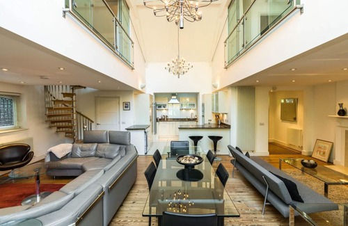 Chiswick Apartment | Unique 2 Bedroom Converted Artist's Studio
