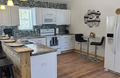 Colington Apartment | Unique 2-bedroom upstairs unit, just 13 miles to Outer Banks. Close to shopping!
