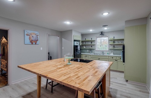 West Monroe House | Unique 3 bedroom Throwback