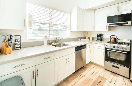 Wilshire Apartment | Unique 3-Level Loft with One bedroom & Two Full Bathroom