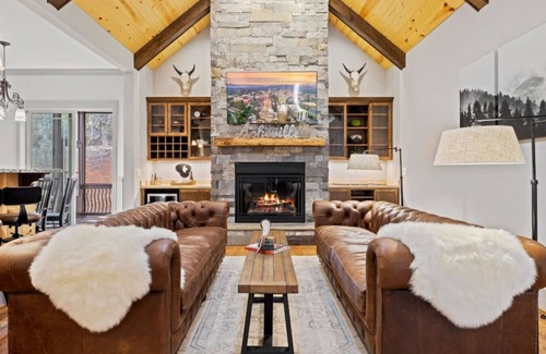 Hendersonville House | Unique and Instagram-Worthy Highland in Kirkwood