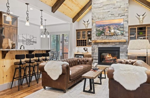 Hendersonville House | Unique and Instagram-Worthy Highland in Kirkwood