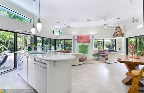 Wilton Manors House | Unique Art & Nature Hideaway Walk to Wilton Drive