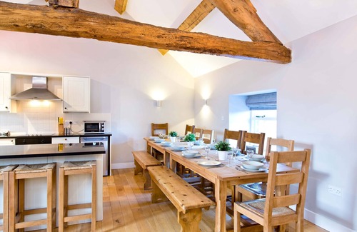 Hurdlow House | Unique barn conversion, sleeps up to 6 in 3 bedrooms, near to High Peak Trail.
