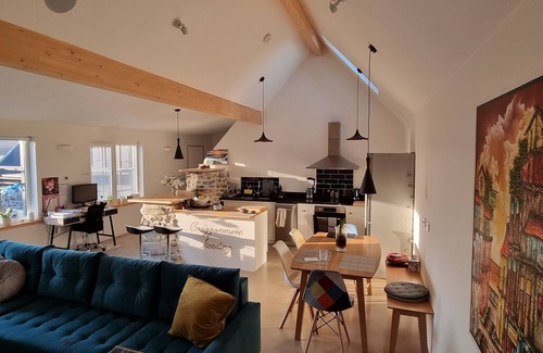 Glen Urquhart House | + Unique Barn with Mountain Views +