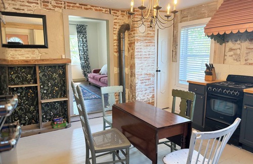 Pacific Cottage | Unique Cottage - Dog Friendly - Close to Purina