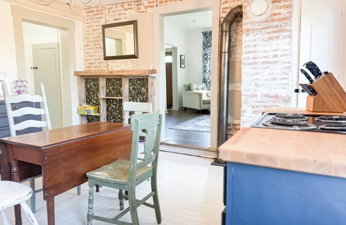 Pacific Cottage | Unique Cottage - Dog Friendly - Close to Purina