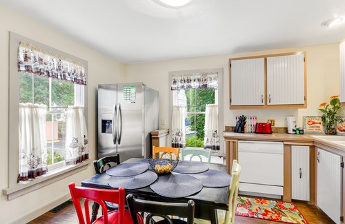 Beach Institute Cottage | Unique cottage house in the historic district with deck & WiFi - dogs OK