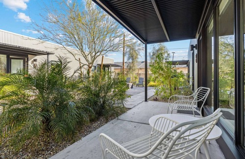Camelback East Apartment | Unique Design Studio Container - 80 Walkscore!