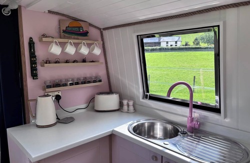 Builth Wells Cabin | Unique Dryland Boat Retreat – Scenic Valley Views