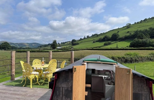 Builth Wells Cabin | Unique Dryland Boat Retreat – Scenic Valley Views