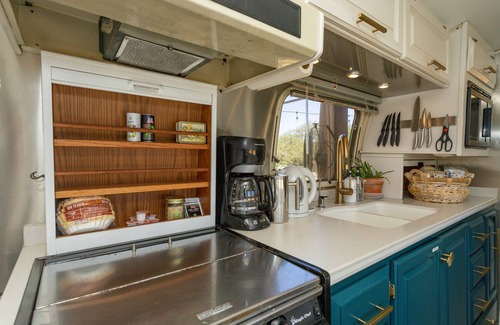 Granbury House | Unique Farm Experience in Airstream Close to Town