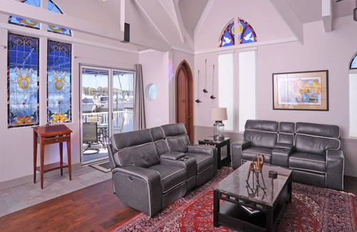 Palmetto House | Unique Getaway - Floating Chapel in Palmetto Downtown Marina/pool & jacuzzi