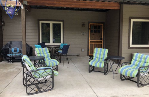 Amazon House | Unique Golfers Paradise! Near Track Town! Only 1 mile from U of O Hayward Field!