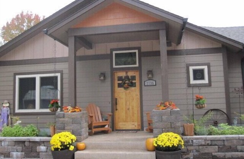 Amazon House | Unique Golfers Paradise! Near Track Town! Only 1 mile from U of O Hayward Field!