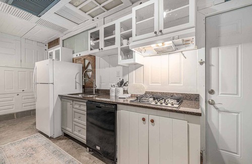 Charleston House | Unique Hidden Gem with Luxury Shower Close to Folly Beach and Downtown