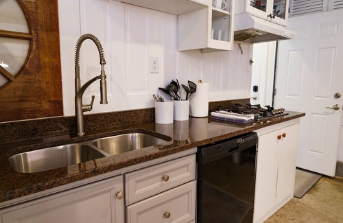 Charleston House | Unique Hidden Gem with Luxury Shower Close to Folly Beach and Downtown