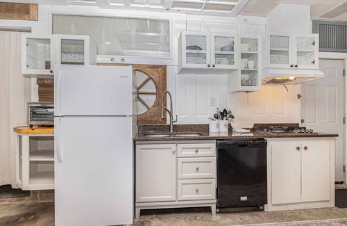 Charleston House | Unique Hidden Gem with Luxury Shower Close to Folly Beach and Downtown