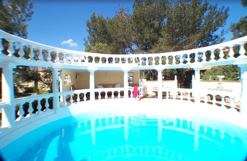 Beaucaire Villa | Unique hilltop villa in Provence, stunning private pool, 6+bdrms + optional gite