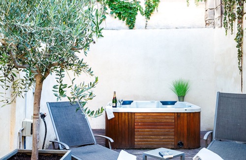 Avignon City Centre House | UNIQUE IN THE CITY CENTER: WARM TOWNHOUSE WITH PRIVATE PATIO AND JACUZZI