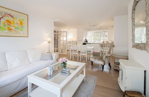 Holland Park Apartment | Unique location - quiet, CLEAN, light and spacious ground floor apartment