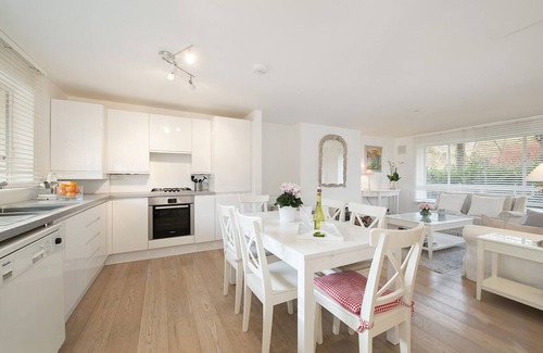 Holland Park Apartment | Unique location - quiet, CLEAN, light and spacious ground floor apartment