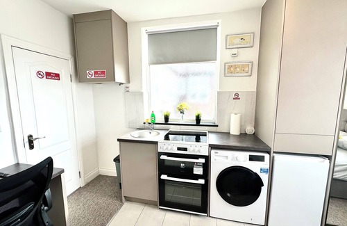 West Hendon Apartment | Unique Modern, Private Apartment, 15 Mins To Central London