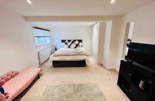 Motherwell Apartment | Unique Modern Studio Apartment