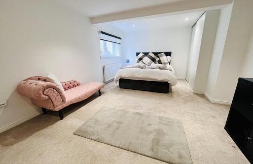 Motherwell Apartment | Unique Modern Studio Apartment