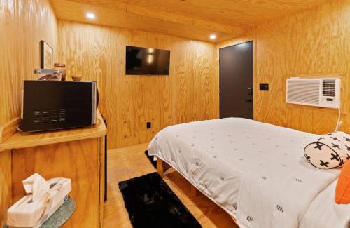 Governmental Mall House | Unique*NEW*Hot Tub Studio*Mins to DT & PHX Airport