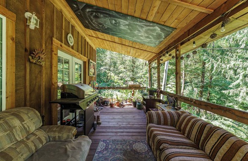 Kalama Cabin | Unique Riverfront Cabin 1 hour north of PDX