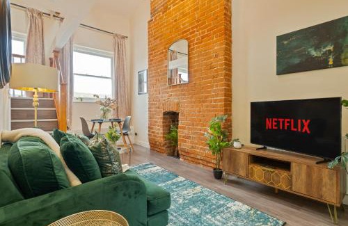 The King's Mile Apartment | Unique Rooftop Retreat - City View - Sleeps 4