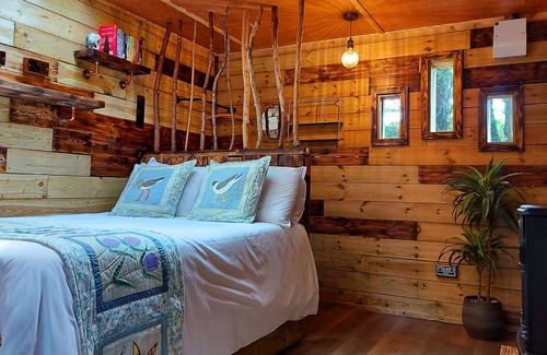 Robertsbridge Cabin | Unique 'shack' cabin, BBQ, fire pit, dog-friendly, 1066 Country High Weald AONB