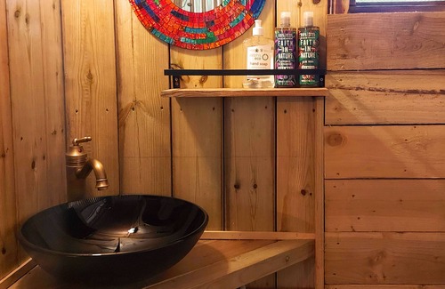 Robertsbridge Cabin | Unique 'shack' cabin, BBQ, fire pit, dog-friendly, 1066 Country High Weald AONB