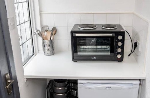 Prestwick Apartment | Unique Studio - Self Check In & Parking