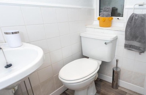 Prestwick Apartment | Unique Studio - Self Check In & Parking
