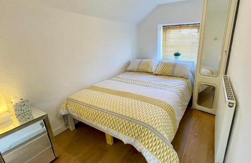 Prestwick Apartment | Unique Studio - Self Check In & Parking