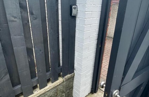 Prestwick Apartment | Unique Studio - Self Check In & Parking