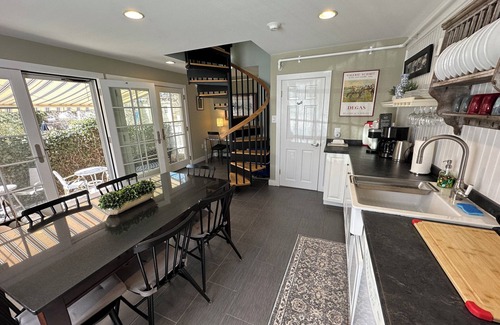 Yachting Village Hotel | Unique Townhouse Style Apartment 2 Bed/2 Bath/Full Kitchen Dog friendly on Historic Spring St.