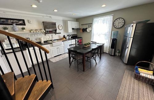 Yachting Village Hotel | Unique Townhouse Style Apartment 2 Bed/2 Bath/Full Kitchen Dog friendly on Historic Spring St.