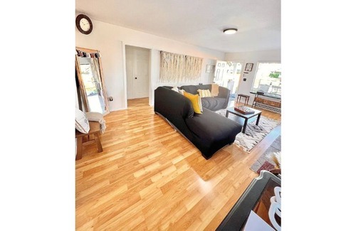 South End House | Unique travelers Stay w/hot tub/fireplace/playground/grill/outdoor dining