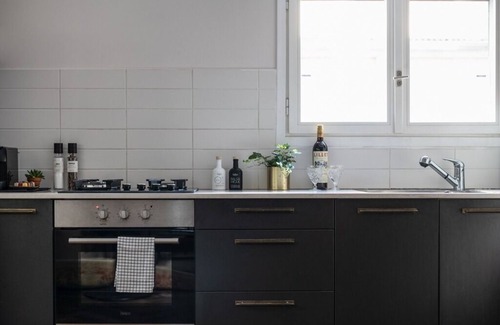Tel Aviv City Center Apartment | Unique & Upscale Gem +BombSheltern2 Bedroom, Fully Equipped in Tel Aviv