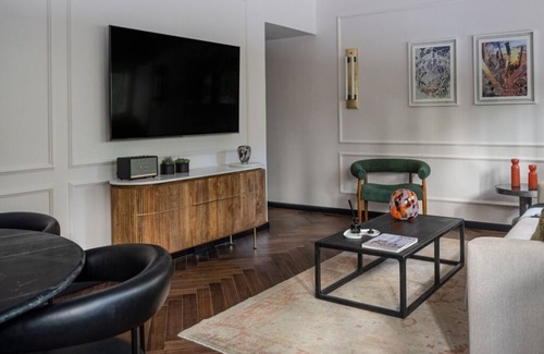 Tel Aviv City Center Apartment | Unique & Upscale Gem +BombSheltern2 Bedroom, Fully Equipped in Tel Aviv