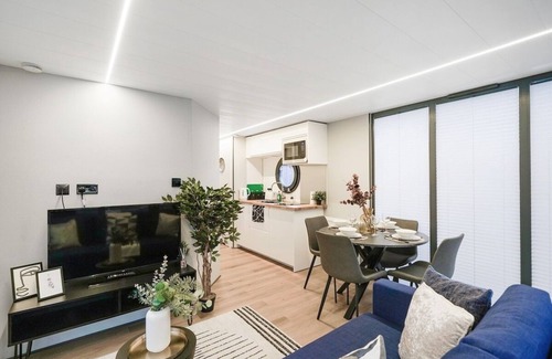 Canary Wharf Boat Rental | Unique Water Lodge with Rooftop
