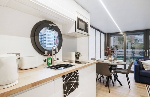 Canary Wharf Boat Rental | Unique Water Lodge with Rooftop