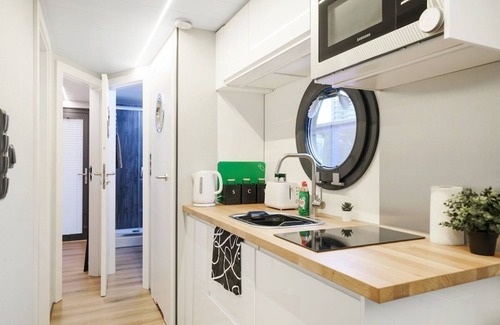 Canary Wharf Boat Rental | Unique Water Lodge with Rooftop